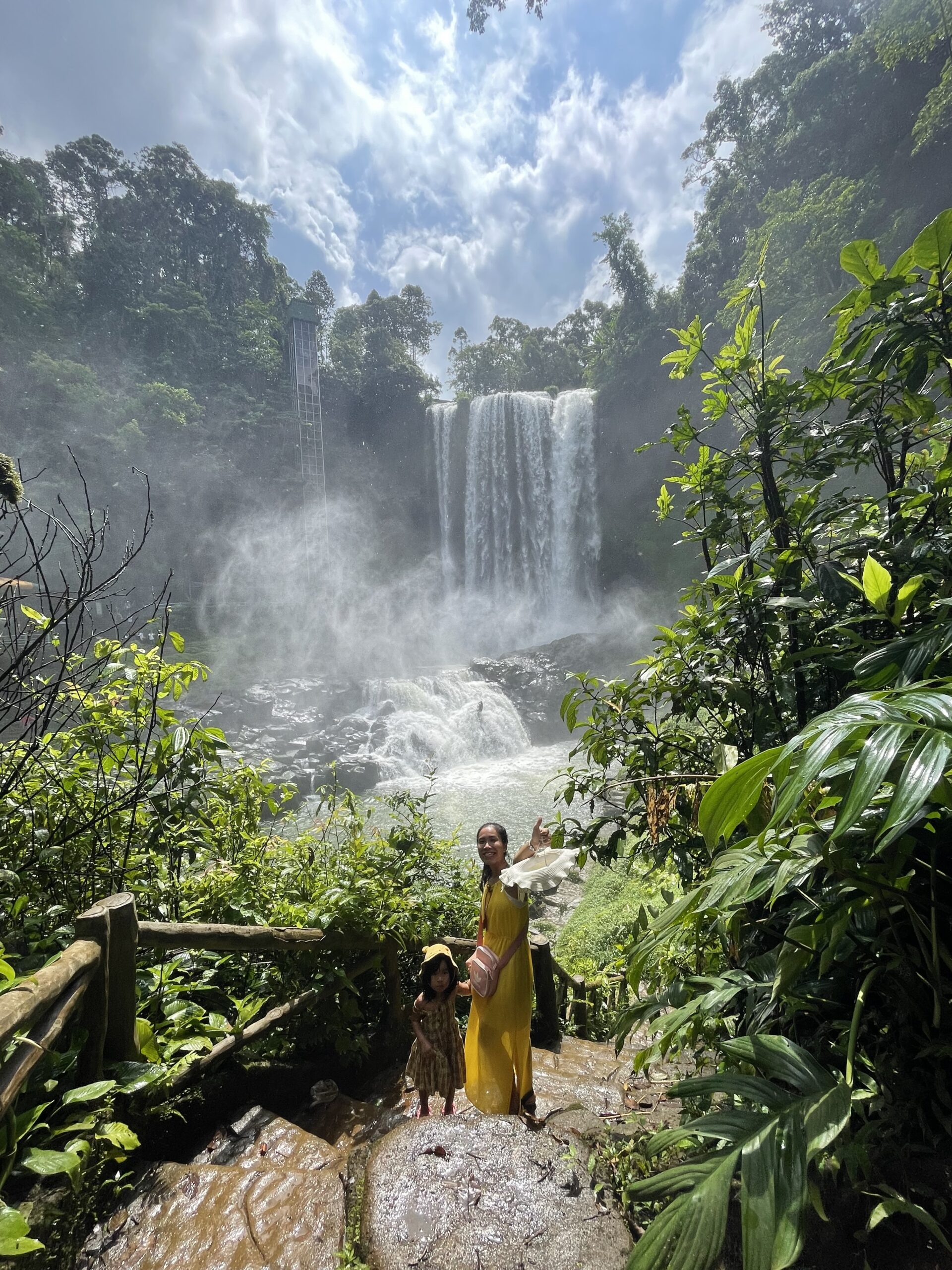 Đường lên chỗ đỗ xe bên kia tháp (đừng đi lối này)